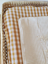 Charger l'image dans la galerie, Housse de matelas à langer coton vichy moutarde et blanc | Made in France - Les p'tites Merveilles de Bérénice