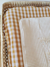 Charger l'image dans la galerie, Housse de matelas à langer coton vichy moutarde et blanc | Made in France - Les p'tites Merveilles de Bérénice