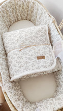 Charger l'image dans la galerie, Couverture bébé Bohème "Louison" gaze de coton BIO écru à fleurs, frange et fausse fourrure.