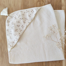 Charger l'image dans la galerie, Cape de bain bébé "Églantine" coton Biologique éponge nid d'abeille écru Made in France | Les p'tites Merveilles de Bérénice