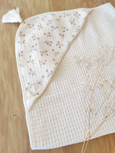 Charger l'image dans la galerie, Cape de bain bébé "Églantine" coton Biologique éponge nid d'abeille écru Made in France | Les p'tites Merveilles de Bérénice