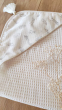 Charger l'image dans la galerie, Cape de bain bébé "Écureuils" gris coton Biologique éponge nid d'abeille écru Made in France | Les p'tites Merveilles de Bérénice