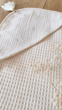 Charger l'image dans la galerie, Cape de bain bébé "Fleurs de coton dorées" coton Biologique éponge nid d'abeille écru Made in France | Les p'tites Merveilles de Bérénice