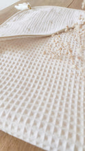 Charger l'image dans la galerie, Cape de bain bébé "Fleurs de coton dorées" coton Biologique éponge nid d'abeille écru Made in France | Les p'tites Merveilles de Bérénice