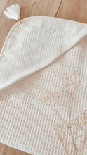Charger l'image dans la galerie, Cape de bain bébé "Fleurs de coton dorées" coton Biologique éponge nid d'abeille écru Made in France | Les p'tites Merveilles de Bérénice