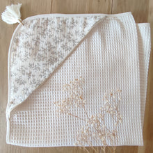 Charger l'image dans la galerie, Cape de bain bébé "Louison" coton Biologique éponge nid d'abeille écru Made in France | Les p'tites Merveilles de Bérénice