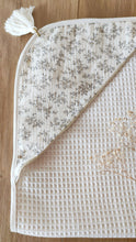 Charger l'image dans la galerie, Cape de bain bébé "Louison" coton Biologique éponge nid d'abeille écru Made in France | Les p'tites Merveilles de Bérénice