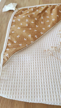 Charger l'image dans la galerie, Cape de bain bébé "Fleurs de cannelle" coton Biologique nid d'abeille écru et camel Made in France | Les p'tites Merveilles de Bérénice