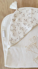 Charger l'image dans la galerie, Cape de bain bébé "Églantine" coton Biologique éponge nid d'abeille écru Made in France | Les p'tites Merveilles de Bérénice