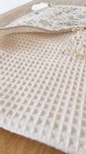 Charger l'image dans la galerie, Cape de bain bébé "Louison" coton Biologique éponge nid d'abeille écru Made in France | Les p'tites Merveilles de Bérénice