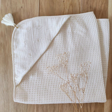 Charger l'image dans la galerie, Cape de bain bébé "Fleurs de coton dorées" coton Biologique éponge nid d'abeille écru Made in France | Les p'tites Merveilles de Bérénice