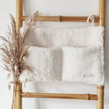 Charger l'image dans la galerie, Range doudou / tétine lit bébé moumoute façon mouton écru Made in France | Les p'tites Merveilles de Bérénice