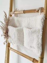 Charger l'image dans la galerie, Range doudou / tétine lit bébé moumoute façon mouton écru Made in France | Les p'tites Merveilles de Bérénice