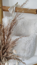 Charger l'image dans la galerie, Range doudou / tétine lit bébé moumoute façon mouton écru Made in France | Les p'tites Merveilles de Bérénice