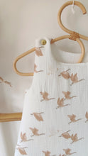Charger l'image dans la galerie, Gigoteuse 0-3 mois "Oies sauvages" en double gaze de coton BIO blanc cassé