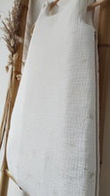 Charger l&#39;image dans la galerie, Gigoteuse 0-3 mois &quot;Fleurs de coton dorées&quot; en double gaze de coton blanc cassé Made in France | Les p&#39;tites Merveilles de Bérénice
