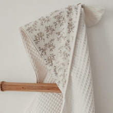 Charger l'image dans la galerie, Cape de bain bébé "Louison" coton Biologique éponge nid d'abeille écru Made in France | Les p'tites Merveilles de Bérénice