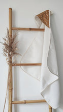 Charger l'image dans la galerie, Cape de bain bébé "Fleurs de cannelle" coton Biologique nid d'abeille écru et camel Made in France | Les p'tites Merveilles de Bérénice