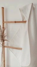 Charger l'image dans la galerie, Cape de bain bébé "Fleurs de coton dorées" coton Biologique éponge nid d'abeille écru Made in France | Les p'tites Merveilles de Bérénice