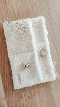 Charger l&#39;image dans la galerie, Range doudou / tétine lit bébé moumoute façon mouton écru Made in France avec attache tétine | Les p&#39;tites Merveilles de Bérénice
