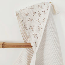 Charger l'image dans la galerie, Cape de bain bébé "Églantine" coton Biologique éponge nid d'abeille écru Made in France | Les p'tites Merveilles de Bérénice