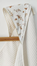 Charger l'image dans la galerie, Cape de bain "Oiseaux" coton nid d'abeille BIO écru | Fait Main en France - Les p'tites Merveilles de Bérénice