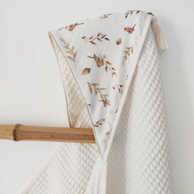 Charger l'image dans la galerie, Cape de bain "Oiseaux" coton nid d'abeille BIO écru | Fait Main en France - Les p'tites Merveilles de Bérénice