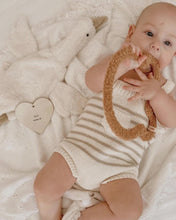 Charger l'image dans la galerie, Couverture bébé bohème "broderie anglaise" gaze de coton blanche, frange et fausse fourrure Fait Main en France | Les p'tites Merveilles de Bérénice