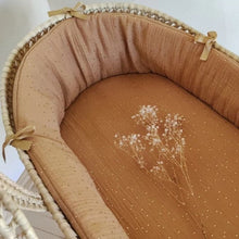 Charger l'image dans la galerie, Tour de couffin bébé double gaze de coton camel à pois dorés | Made in France - Les p'tites Merveilles de Bérénice