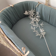 Charger l'image dans la galerie, Tour de couffin vert sauge en double gaze de coton biologique | Fait Main en France - Les p'tites Merveilles de Bérénice