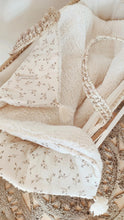 Charger l'image dans la galerie, Couverture bébé "Églantine" en double gaze de coton Biologique et tissu moumoute mouton bouclette pompons écru | Fait Main en France - Les p'tites Merveilles de Bérénice