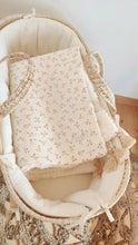 Charger l'image dans la galerie, Couverture bébé "Églantine" en double gaze de coton Biologique et tissu moumoute mouton bouclette écru pliée dans un couffin | Fait Main en France - Les p'tites Merveilles de Bérénice