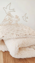 Charger l'image dans la galerie, Couverture bébé "Églantine" en double gaze de coton Biologique et tissu moumoute mouton bouclette écru pliée | Fait Main en France - Les p'tites Merveilles de Bérénice