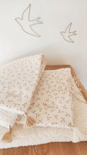 Charger l'image dans la galerie, Couverture bébé "Églantine" en double gaze de coton Biologique et tissu moumoute mouton bouclette écru version pompons Amande et écru | Fait Main en France - Les p'tites Merveilles de Bérénice
