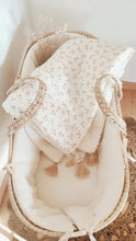 Charger l'image dans la galerie, Couverture bébé "Églantine" en double gaze de coton Biologique et tissu moumoute mouton bouclette écru pliée dans le couffin | Fait Main en France - Les p'tites Merveilles de Bérénice