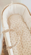 Charger l'image dans la galerie, Tour de couffin en double gaze de coton Biologique écru et gigoteuse naissance"Églantine" | Fait Main en France - Les p'tites Merveilles de Bérénice