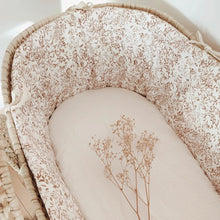 Charger l'image dans la galerie, Tour de couffin "Feuilles" en jersey de coton marron et blanc cassé Fait Main en France - Les p'tites Merveilles de Bérénice