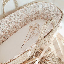 Charger l'image dans la galerie, Couffin bébé + habillage en jersey de coton "Feuilles" marron et blanc cassé Fait Main en France | Les p'tites Merveilles de Bérénice