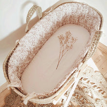 Charger l'image dans la galerie, Couffin bébé + habillage en jersey de coton "Feuilles" marron et blanc cassé Fait Main en France + support | Les p'tites Merveilles de Bérénice