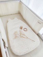 Charger l'image dans la galerie, Gigoteuse 3-9 mois style fourrure "mouton" et tour de lit écru double gaze de coton BIO | Made in France - Les p'tites Merveilles de Bérénice