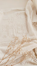 Charger l'image dans la galerie, Couverture douce et légère pour bébé " La famille lapins" ajourée en coton écru - Les p'tites Merveilles de Bérénice