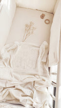 Charger l'image dans la galerie, Couverture douce et légère pour bébé " La famille lapins" ajourée en coton écru - Les p'tites Merveilles de Bérénice