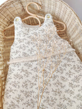 Charger l'image dans la galerie, Gigoteuse 0-3 mois "Louison" en double gaze de coton BIO écrue à fleurs - Fait Main en France | Les p'tites Merveilles de Bérénice