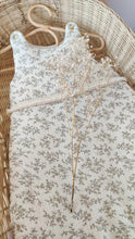 Charger l'image dans la galerie, Gigoteuse 0-3 mois "Louison" en double gaze de coton BIO écrue à fleurs - Fait Main en France | Les p'tites Merveilles de Bérénice