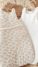 Charger l'image dans la galerie, Gigoteuse 0-3 mois "Louison" en double gaze de coton BIO écrue à fleurs et "broderie anglaise" gaze de coton blanc - Fait Main en France | Les p'tites Merveilles de Bérénice