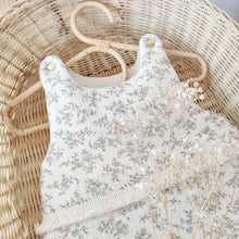 Charger l'image dans la galerie, Gigoteuse 0-3 mois "Louison" en double gaze de coton BIO écrue à fleurs - Fait Main en France | Les p'tites Merveilles de Bérénice
