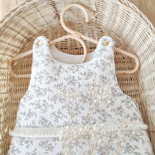 Charger l'image dans la galerie, Gigoteuse 0-3 mois "Louison" en double gaze de coton BIO écrue à fleurs - Fait Main en France | Les p'tites Merveilles de Bérénice