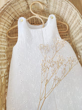 Charger l'image dans la galerie, Gigoteuse 0-3 mois "broderie anglaise" double gaze de coton blanc - Fait Main en France | Les p'tites Merveilles de Bérénice