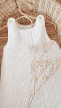 Charger l'image dans la galerie, Gigoteuse 0-3 mois "broderie anglaise" double gaze de coton blanc - Fait Main en France | Les p'tites Merveilles de Bérénice