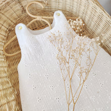 Charger l'image dans la galerie, Gigoteuse 0-3 mois "broderie anglaise" double gaze de coton blanc - Fait Main en France | Les p'tites Merveilles de Bérénice
